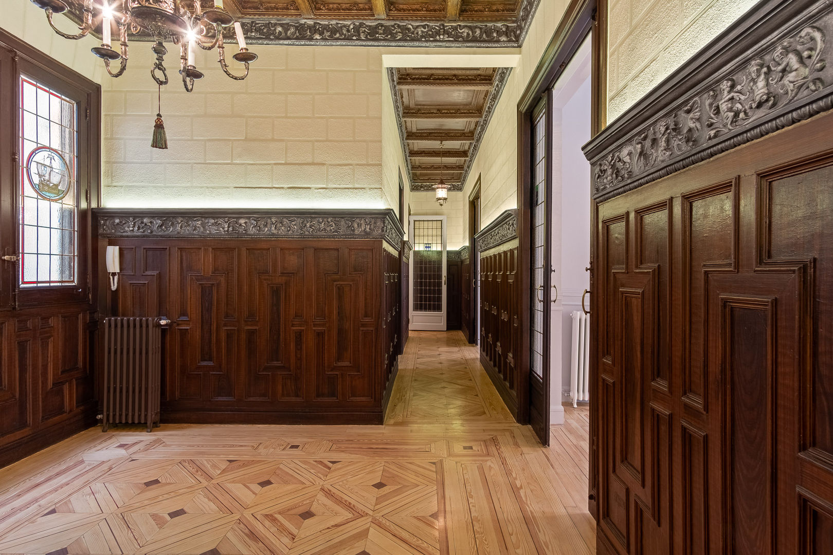 Restauración de una vivienda antigua en Madrid, Arquigestiona Reformas S.L. Arquigestiona Reformas S.L. ทางเดินสไตล์คลาสสิกห้องโถงและบันได ไม้จริง Multicolored