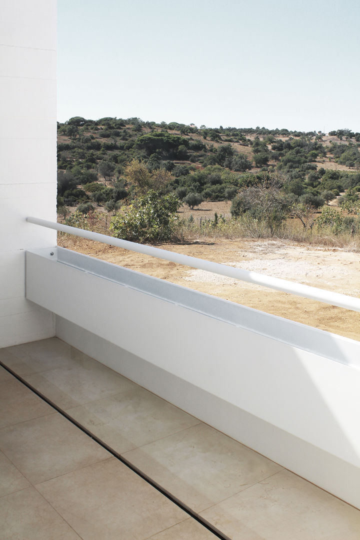 House in Vales, Silves, Portugal, AAP - ASSOCIATED ARCHITECTS PARTNERSHIP AAP - ASSOCIATED ARCHITECTS PARTNERSHIP Balcón Metal