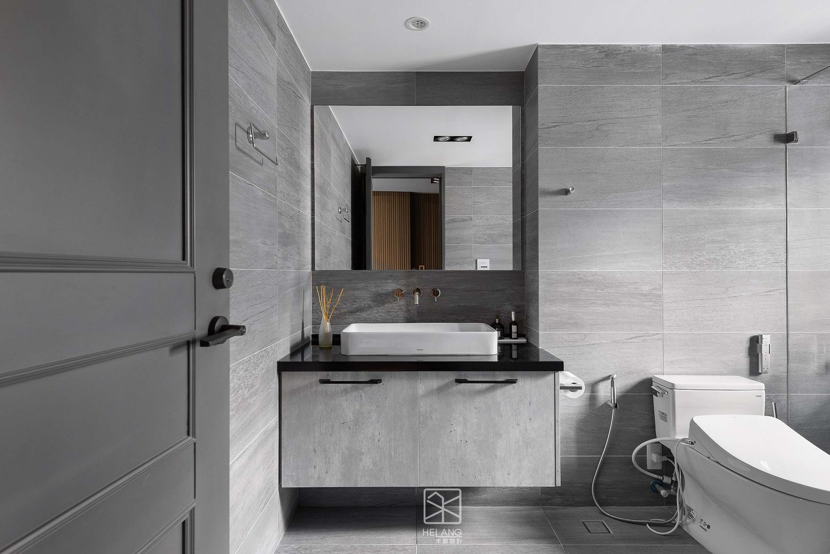 客浴 禾廊室內設計 浴室 镜子,轻敲,下沉,建筑,白色的,水暖夹具,夹具,黑色的,浴室水槽,浴室