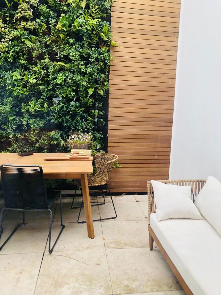 Outdoor Greenwall De Verticale Tuinman Rotstuin Eigendom,Meubilair,Tafel,Hout,Schaduw,Rechthoek,Buitenmeubels,Gebouw,Plant,Interieur ontwerp