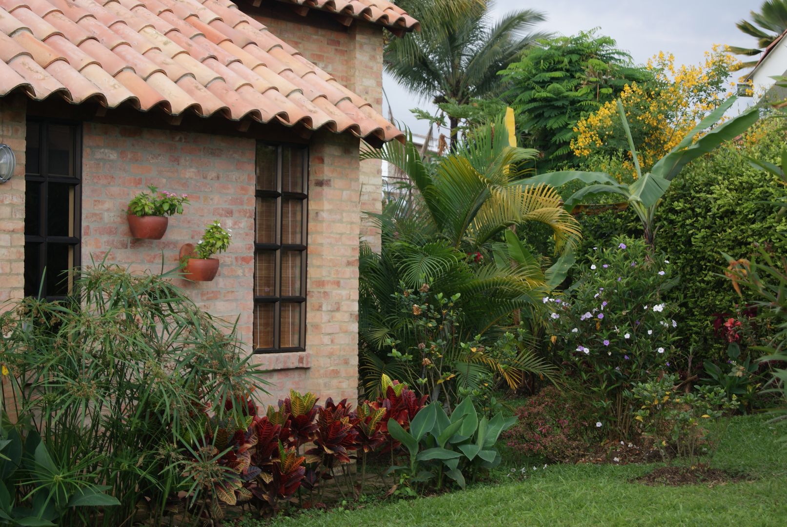 Casa de descanso en La Mesa. Cundinamarca, Diego De Castro Korgi. Arquitectura y Construcción Diego De Castro Korgi. Arquitectura y Construcción 전원 주택