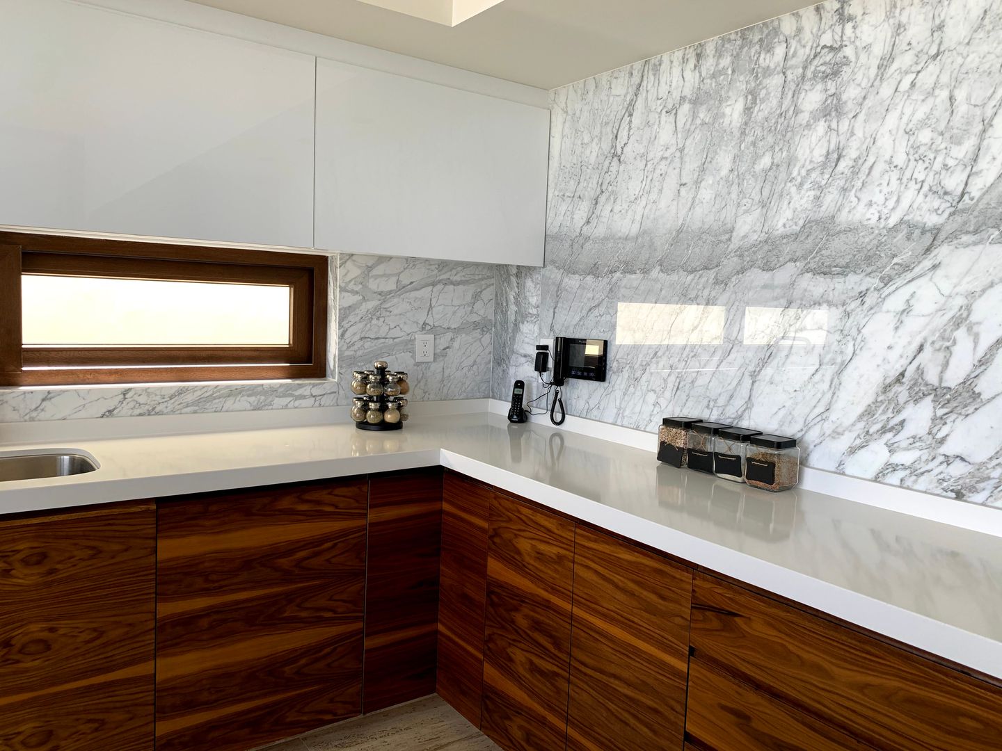 Cocina con luz natural, DC Cocina Estudio DC Cocina Estudio Moderne keukens Kwarts