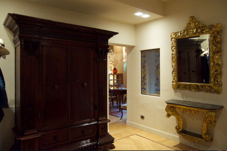 Restauro in palazzo storico, Simona Muzzi Architetto Simona Muzzi Architetto راهرو سبک کلاسیک، راهرو و پله