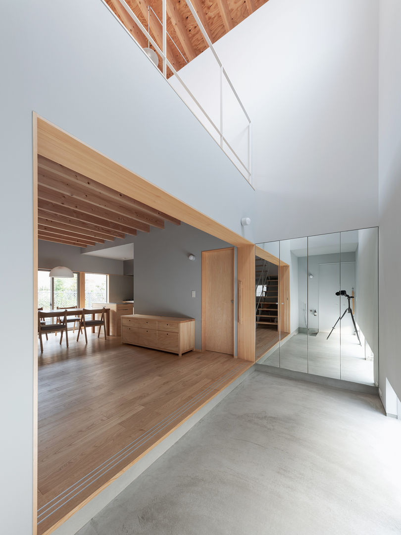 長岡京の家/house of nagaokakyo, STUDIO RAKKORA ARCHITECTS STUDIO RAKKORA ARCHITECTS Modern corridor, hallway & stairs