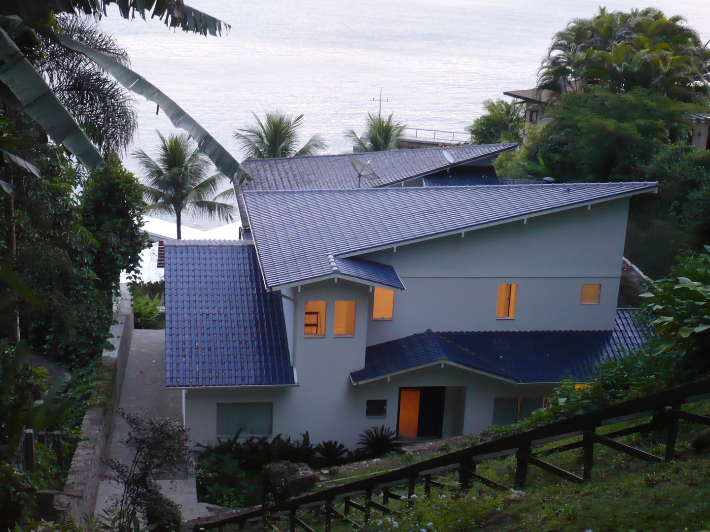 Casa de Praia, FERNANDA SALLES ARQUITETURA FERNANDA SALLES ARQUITETURA رووف