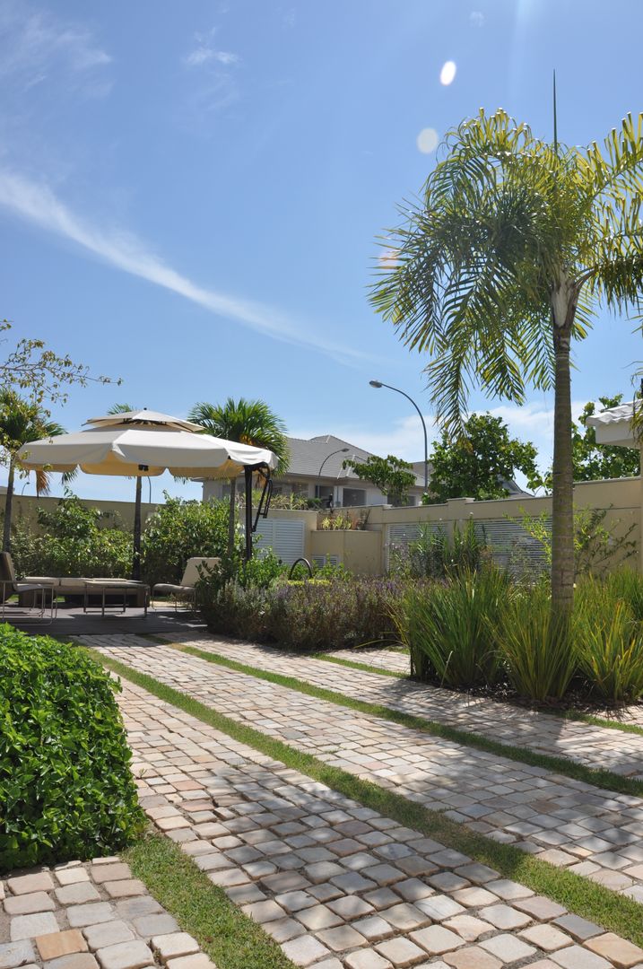 Retrofit de Casa na Barra, FERNANDA SALLES ARQUITETURA FERNANDA SALLES ARQUITETURA Сад в стиле модерн