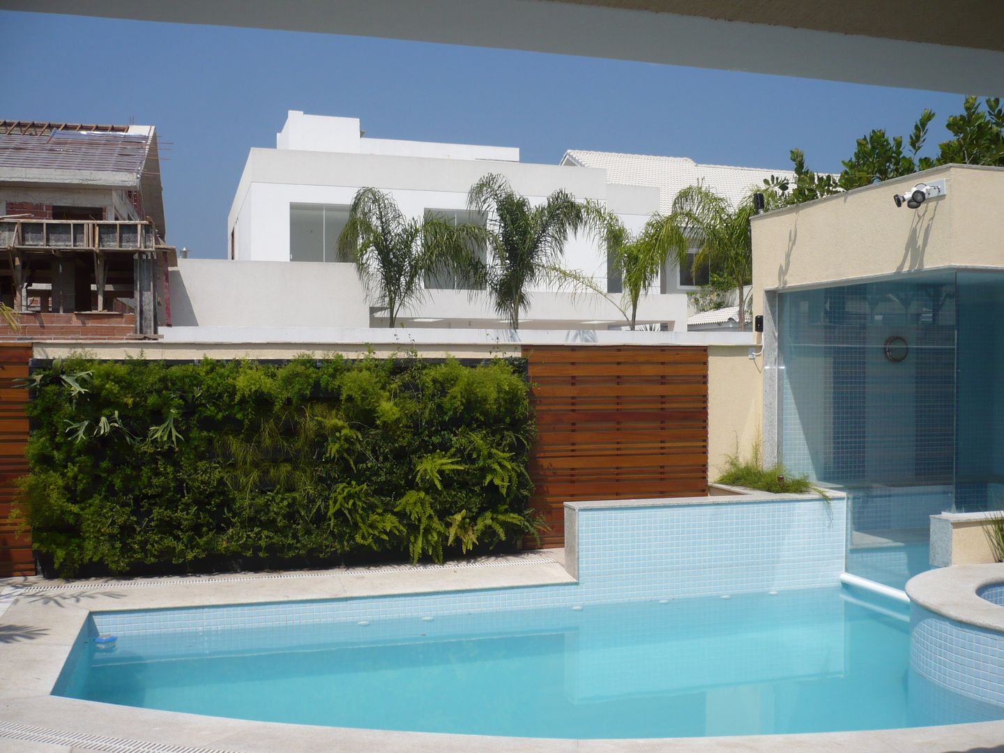 Retrofit de Casa na Barra, FERNANDA SALLES ARQUITETURA FERNANDA SALLES ARQUITETURA Jardines de estilo moderno