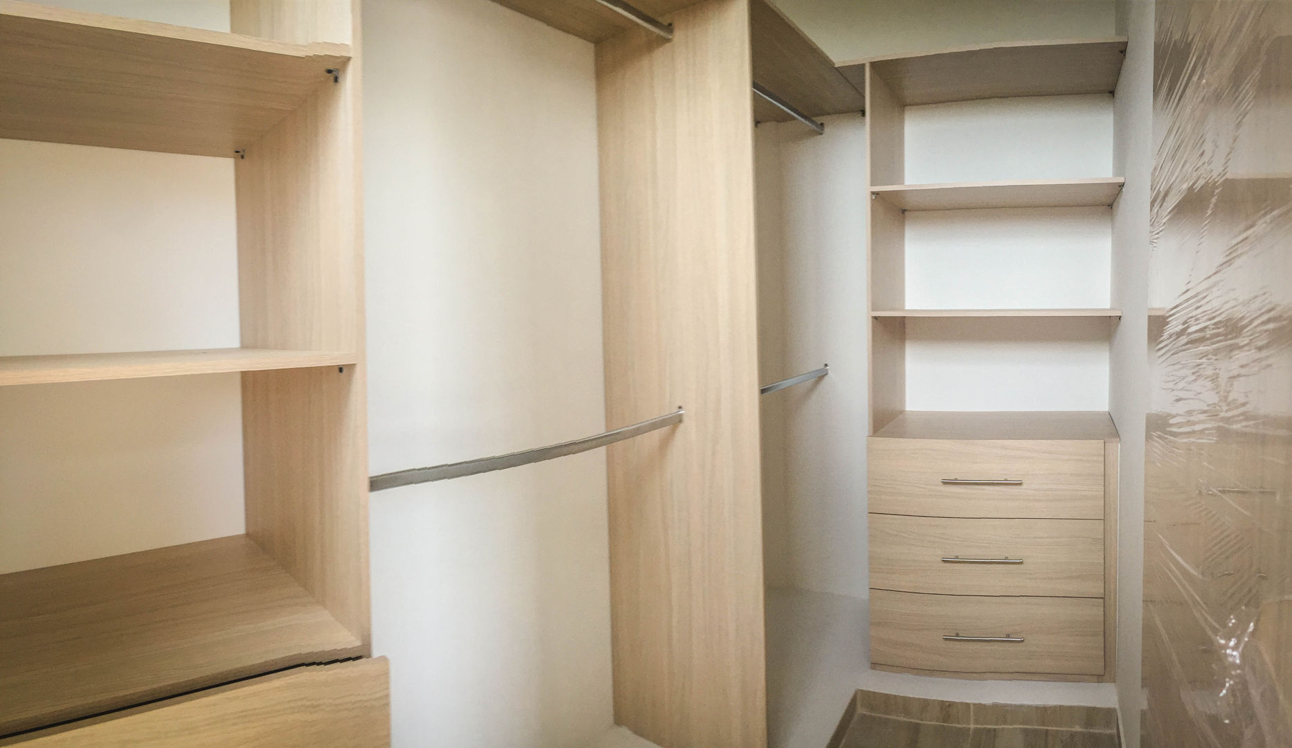 Twin House Amarilla, Nacad Arquitectos Nacad Arquitectos Bedroom چپس بورڈ Wardrobes & closets