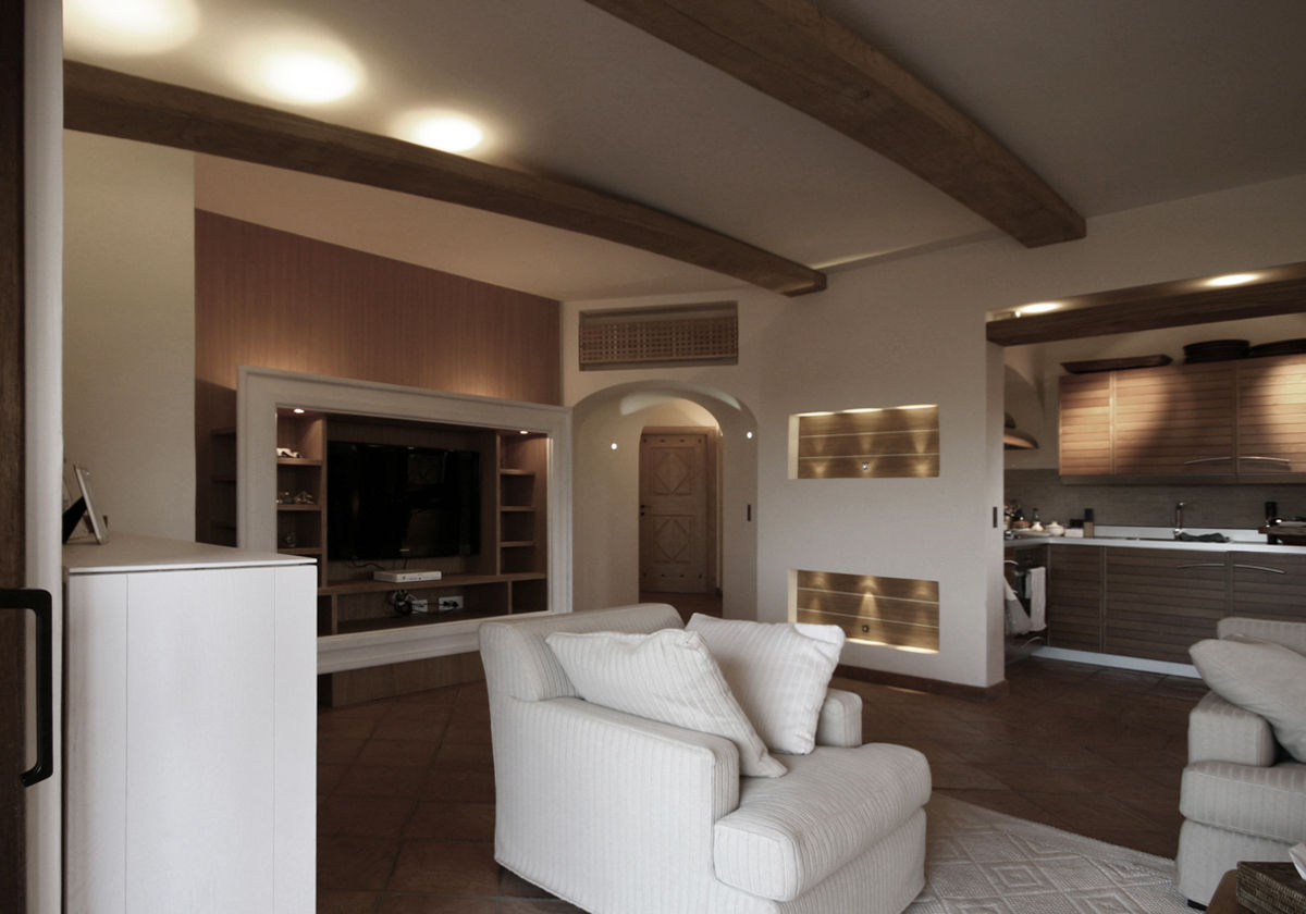 Soggiorno e zona TV Architetto Alessandro spano Soggiorno classico Legno Effetto legno soggiorno, Costa Smeralda, Sardegna, stile nautico, yatch design, illuminazione soggiorno, travi, legno, interior design.