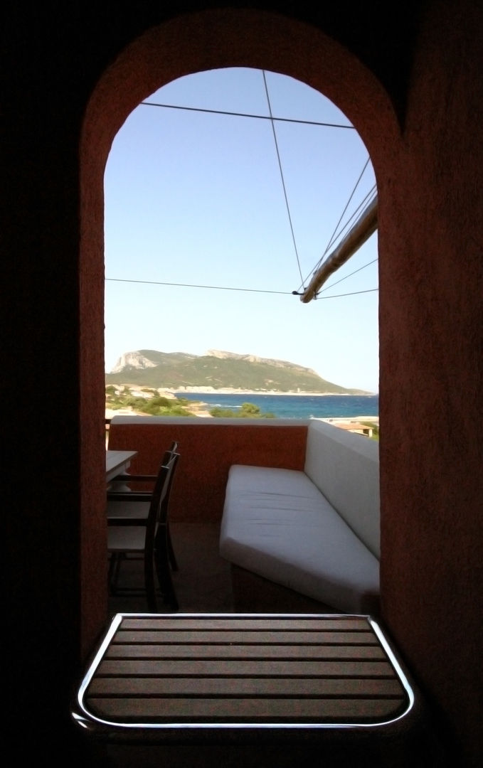 Terrazza scorcio panorma Architetto Alessandro spano Balcone, Veranda & Terrazza in stile classico terrazza, Costa Smeralda, Sardegna, stile mediterraneo, divano esterno, interior design, alessandro Spano architetto