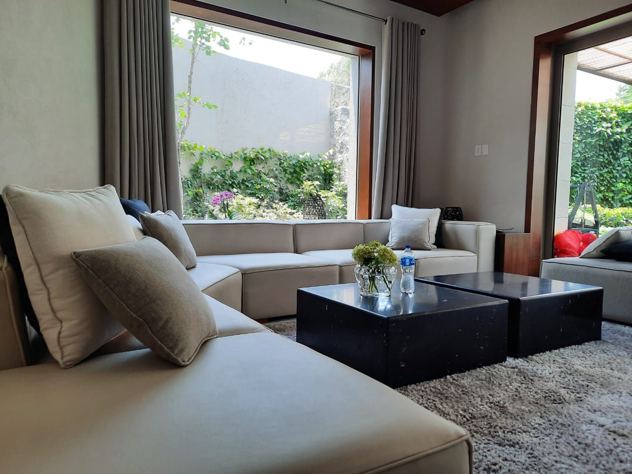 Sala Fresh con Puff & Cortinas, ACY Diseños & Muebles ACY Diseños & Muebles Modern living room Textile Amber/Gold Accessories & decoration