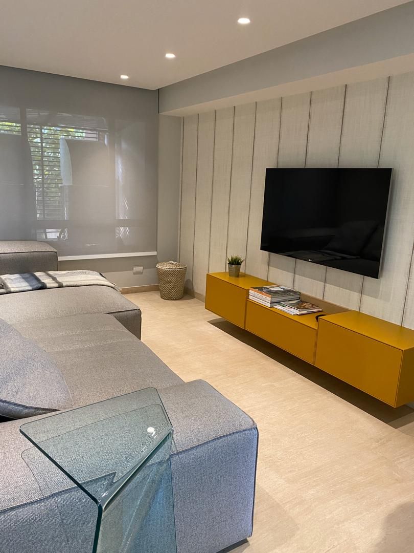 Apartamento en Sebucan 2020, THE muebles THE muebles Sala multimediale minimalista Legno Effetto legno