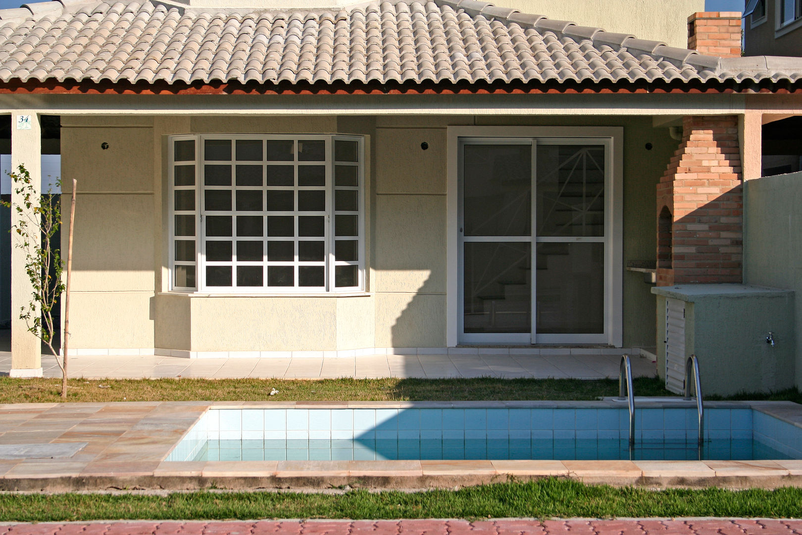 Grupamento Unifamiliar - Casas Geminadas, FERNANDA SALLES ARQUITETURA FERNANDA SALLES ARQUITETURA Casas de estilo clásico