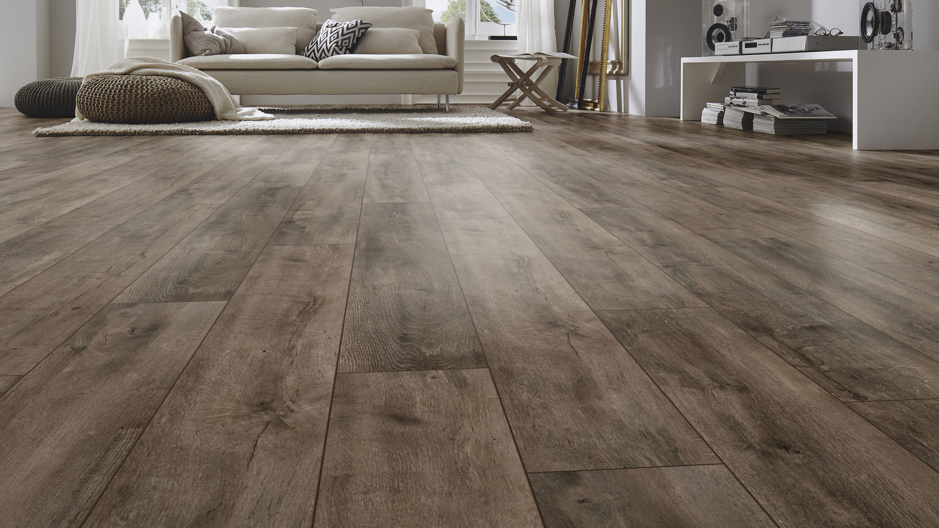 Floorwell Laminat PLUS Echtholz 2020 Kollektion, Floorwell Floorwell Minimalistyczny salon Deski kompozytowe Przeźroczysty