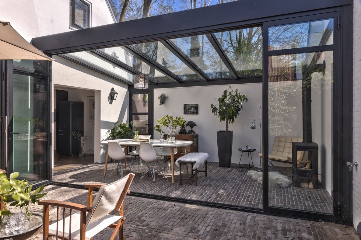 Wonen in botanische sfeer, Yben Interieur en Projectdesign Yben Interieur en Projectdesign Jardin d'hiver industriel Aluminium/Zinc Noir