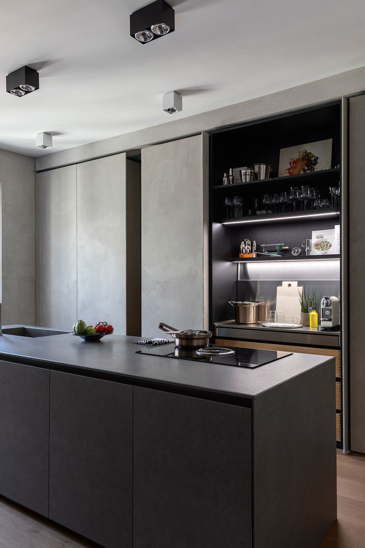 Cucina con sportelli a scomparsa e bancone Euga Design Studio Cucina moderna cucina grigio resina