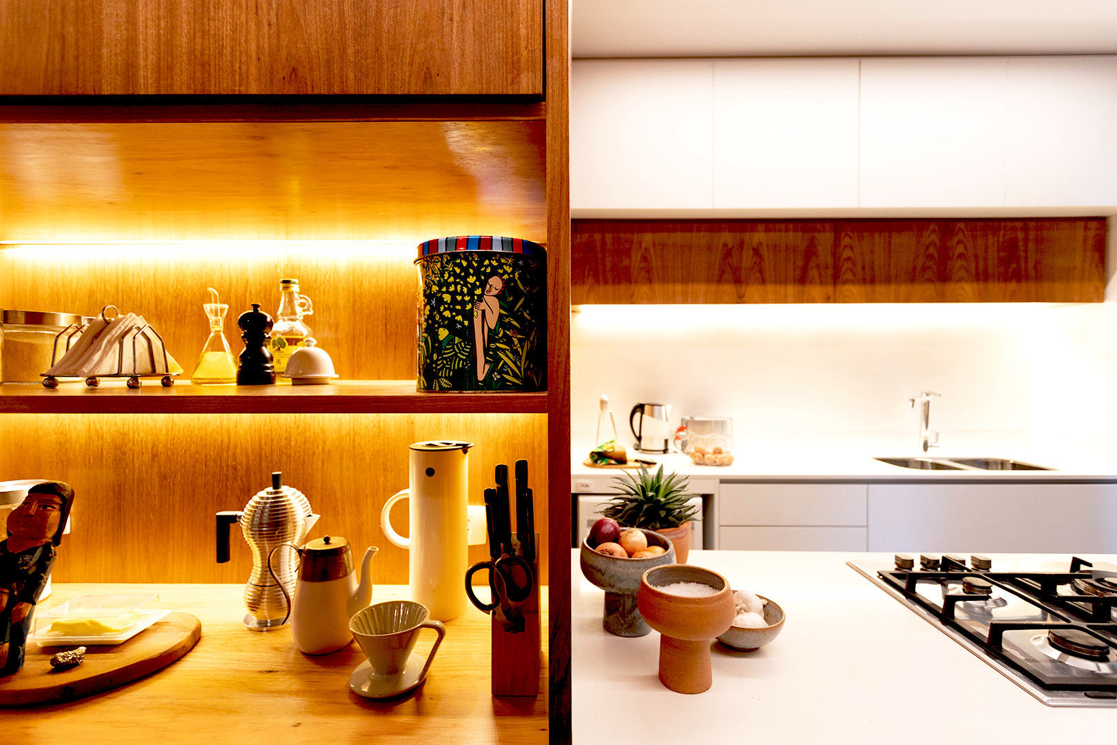 COZINHA VILA FIDALGA, Caroá Arquitetura Caroá Arquitetura Modern kitchen Wood Wood effect