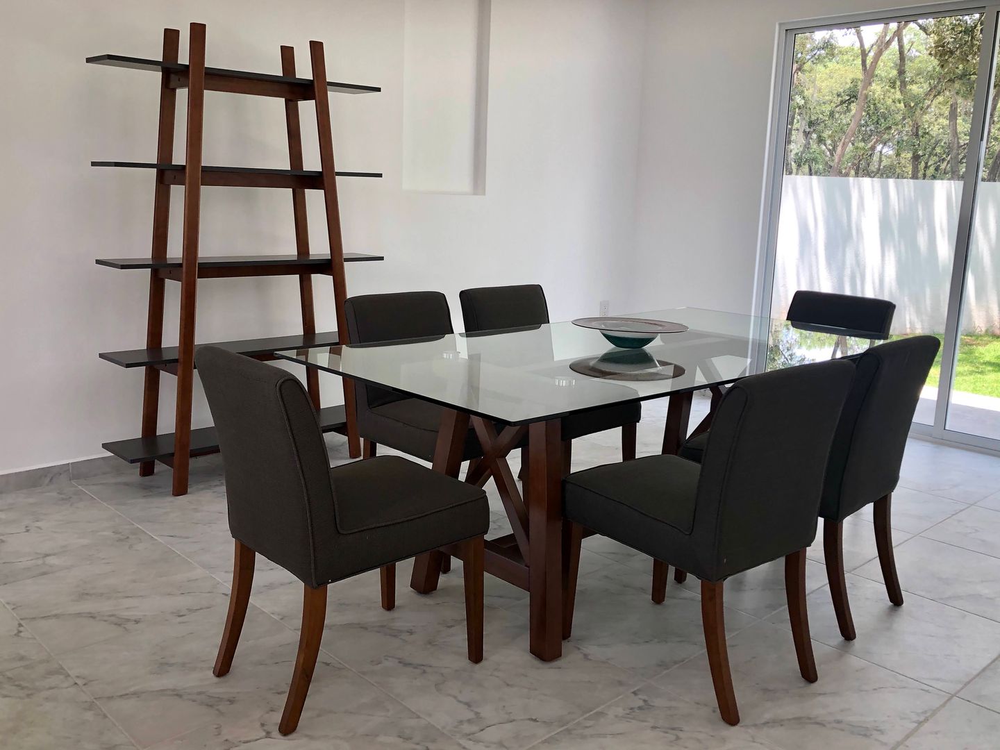 AMUEBLADO CASA MUESTRA BELFAST, CONDADO DE SAYAVEDRA, Alejandra Zavala P. Alejandra Zavala P. Modern dining room Wood Wood effect Tables