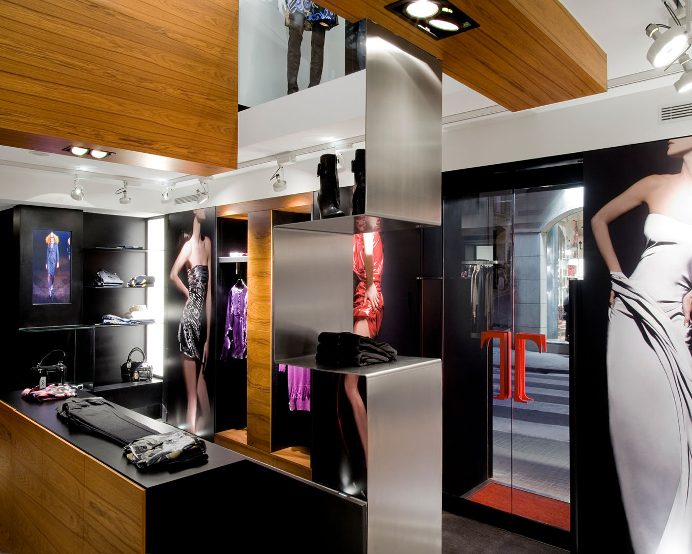 Boutique de Moda Femenina Barcelona, MANUEL TORRES DESIGN MANUEL TORRES DESIGN Commercial spaces Offices & stores