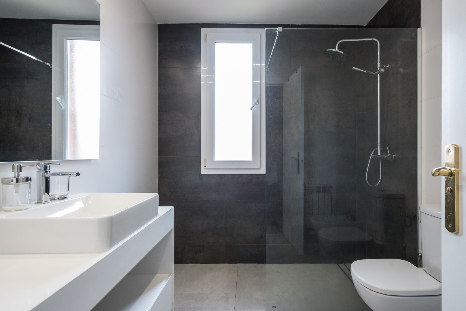 Reforma de baño Arquiteknum Consultores SL Baños de estilo minimalista