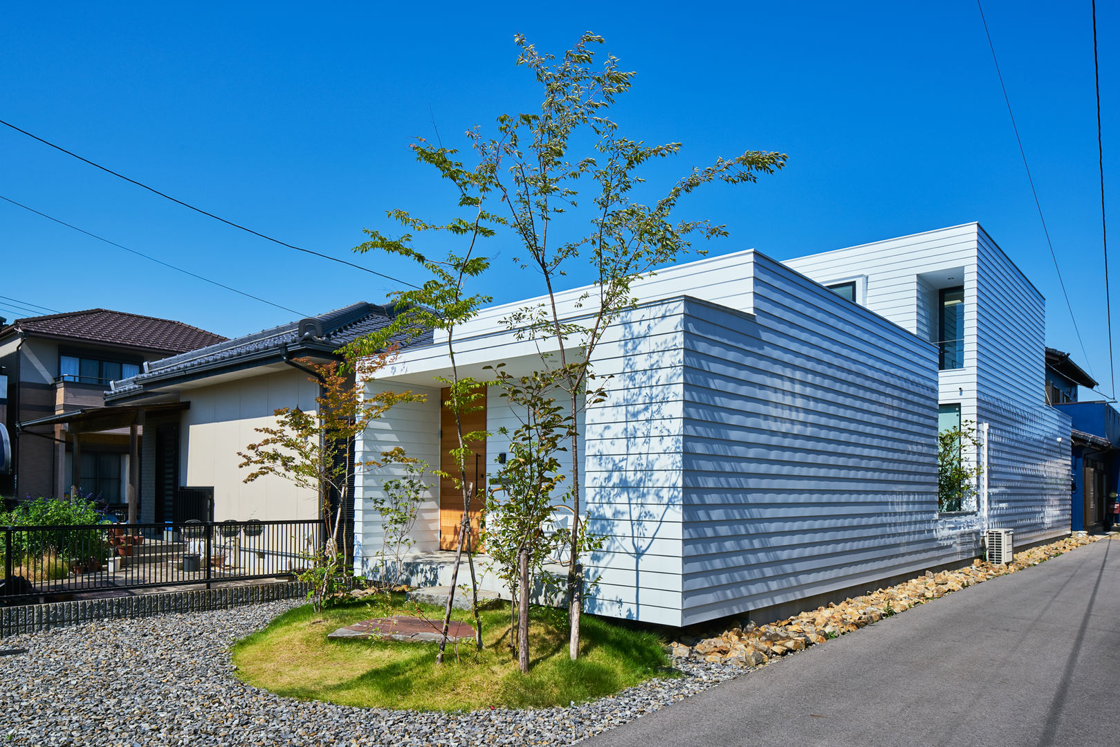 細長敷地の家, murase mitsuru atelier murase mitsuru atelier モダンな 家 変形敷地 細長敷地 スキップ空間 白い家