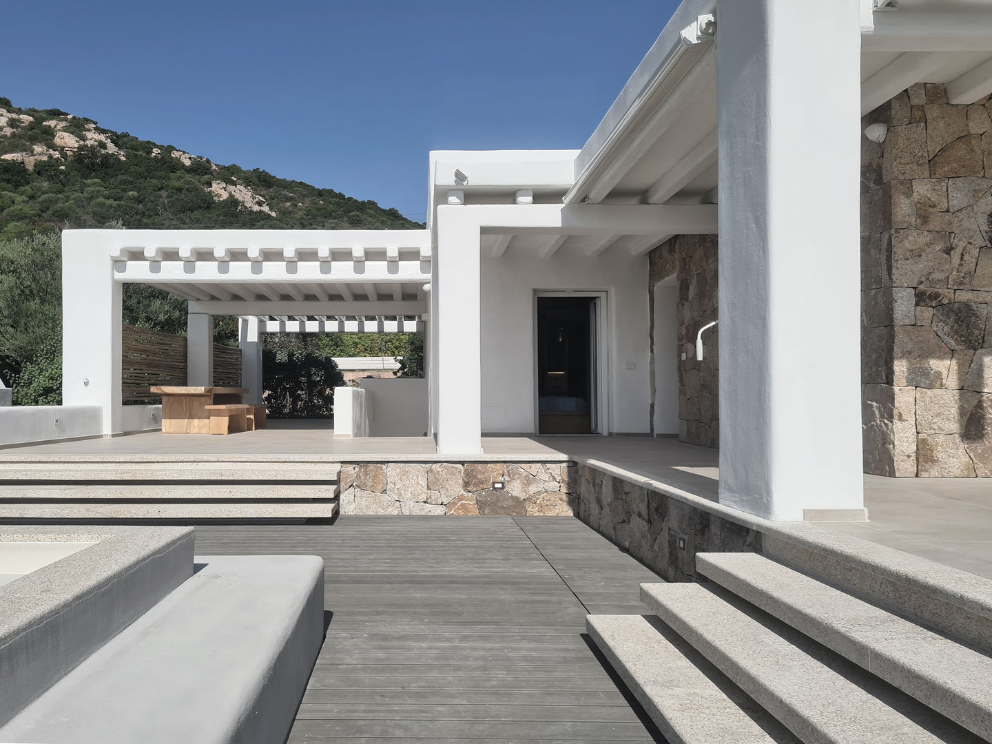 INTERNO ESTERNO E ARREDI in Costa Smeralda, Architetto Alessandro spano Architetto Alessandro spano Mediterranean style balcony, veranda & terrace