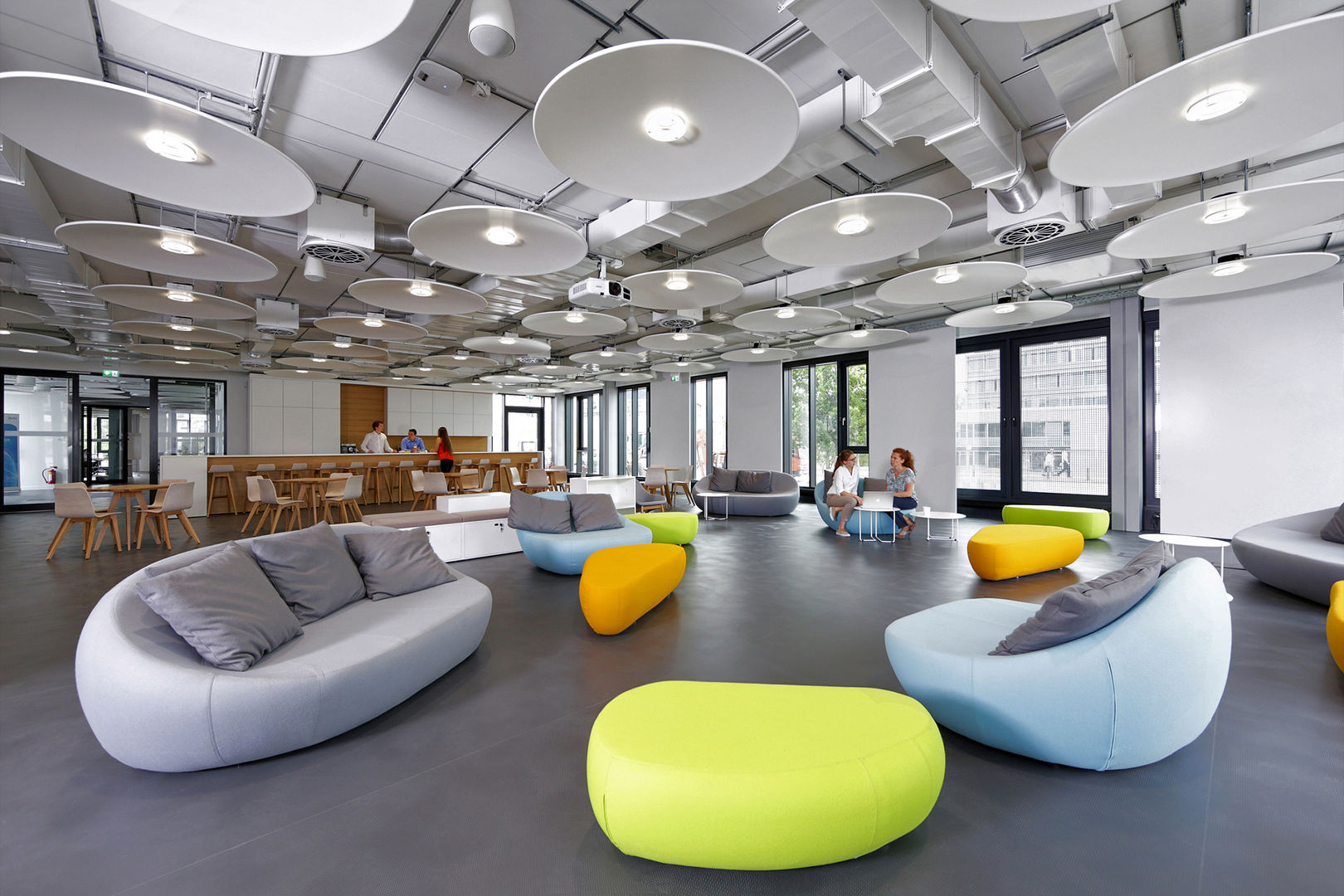 FLIRTSTONES seating system and FERRO3 side tables at Merck Headquarters in Darmstadt, spHaus design spHaus design Espaços comerciais Centros de congressos