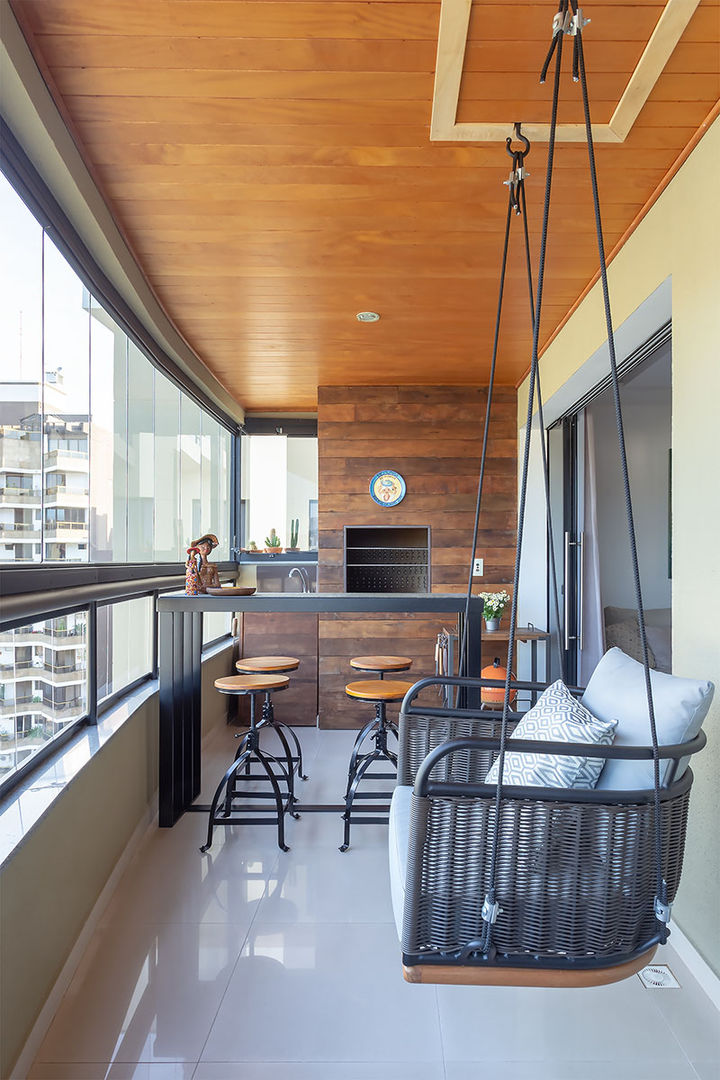 Apartamento com estilo eclético e um leve ar rústico , Panorama Arquitetura & Interiores Panorama Arquitetura & Interiores 발코니