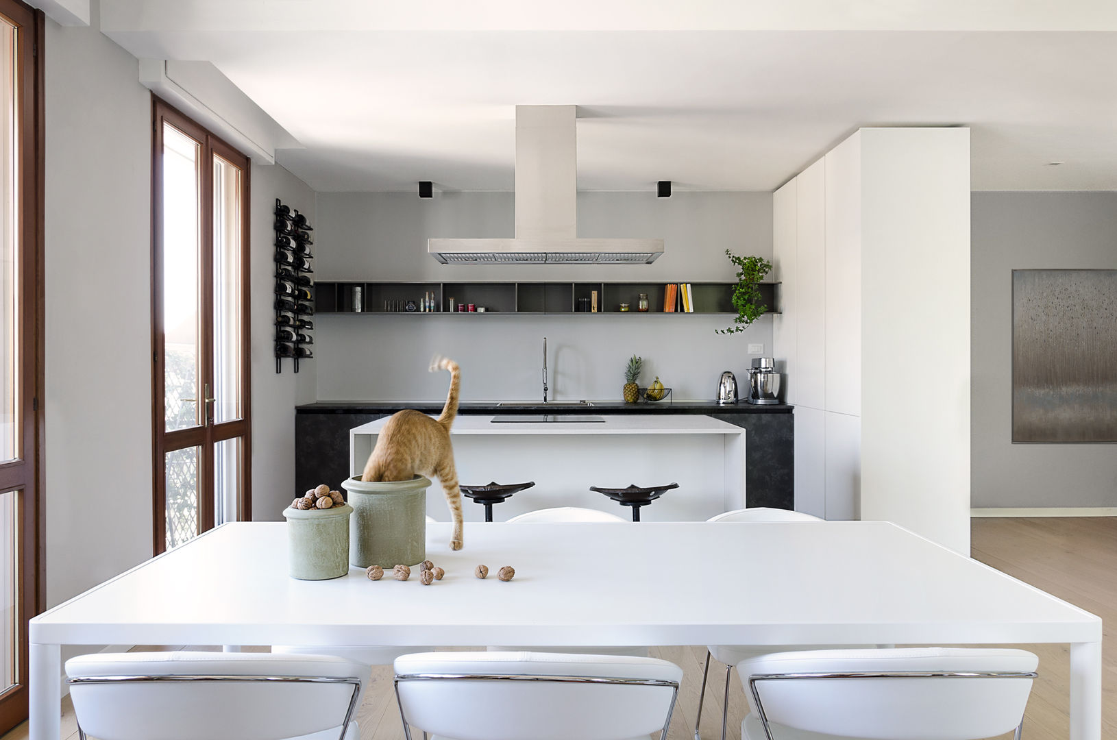 Appartamento T - zona pranzo locatelli pepato Sala da pranzo moderna Legno Effetto legno appartamento loft open space minimal moderno legno pranzo tavolo sedia sedie bianco bianca bianche cucina isola