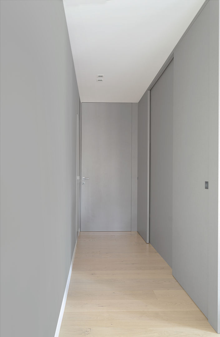 Appartamento T - corridoio zona notte locatelli pepato Ingresso, Corridoio & Scale in stile moderno Legno Effetto legno appartamento loft open space minimal moderno legno corridoio ingresso distributivo boiserie rivestimento legno grigio divano verde pavimento faretti