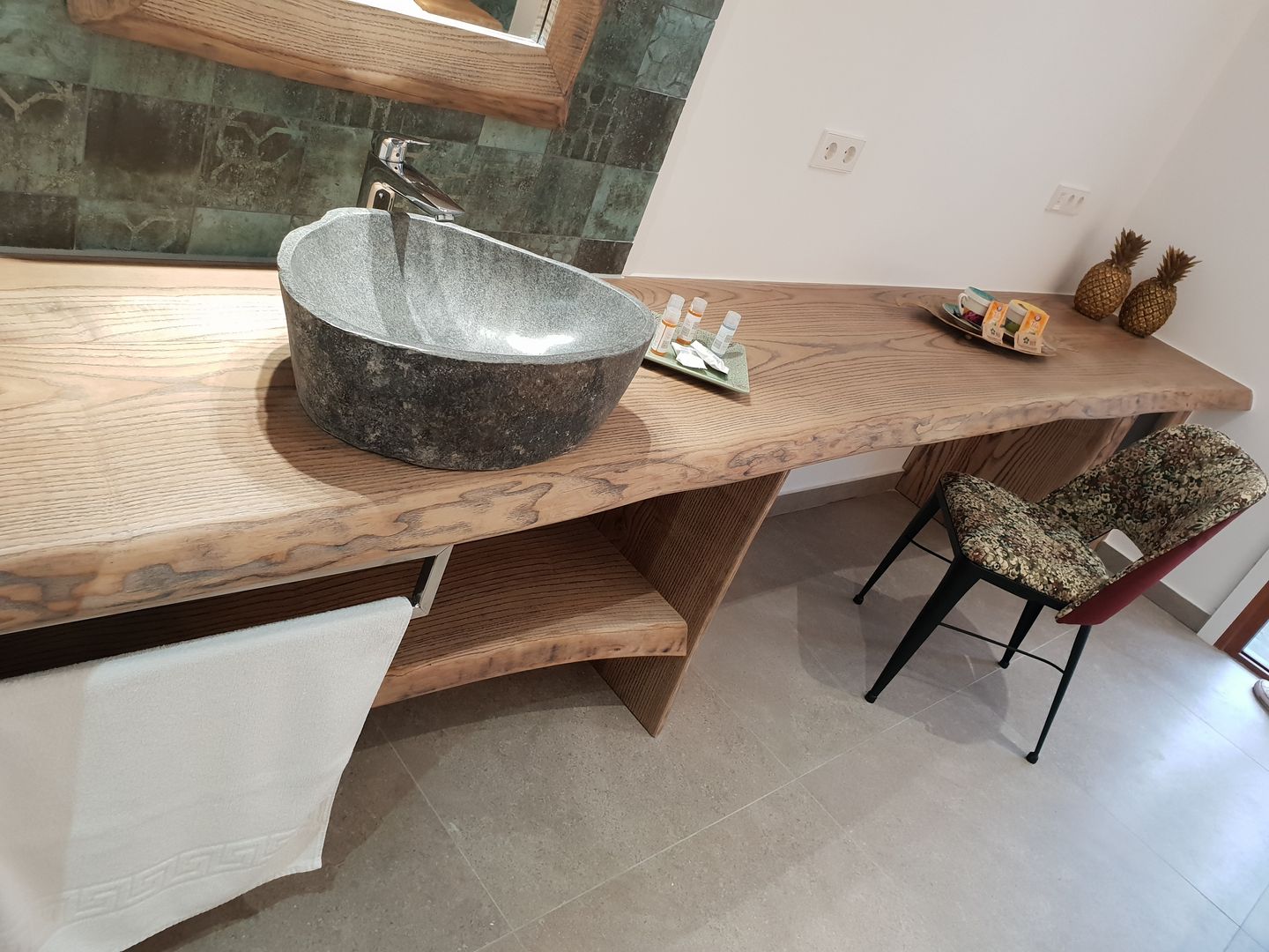 Mueble de baño artesanal en madera maciza con lavabo de piedra Tu Hotel Contract Baños mediterráneos