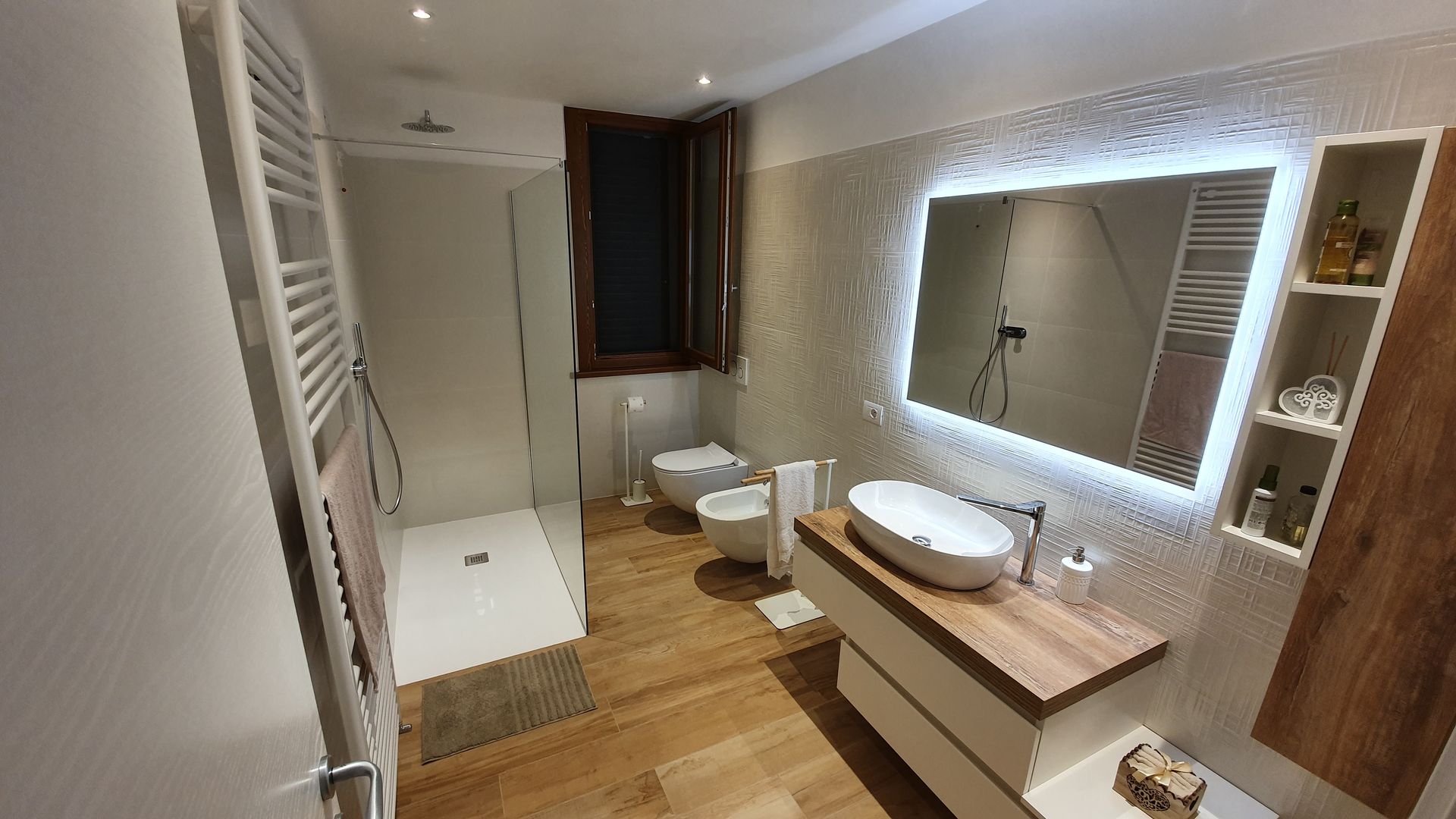 Progettazione e restyling dei bagni - 02 Ciesse Srl Bagno moderno bagno, grès, effetto legno, specchio led, doccia, minimal