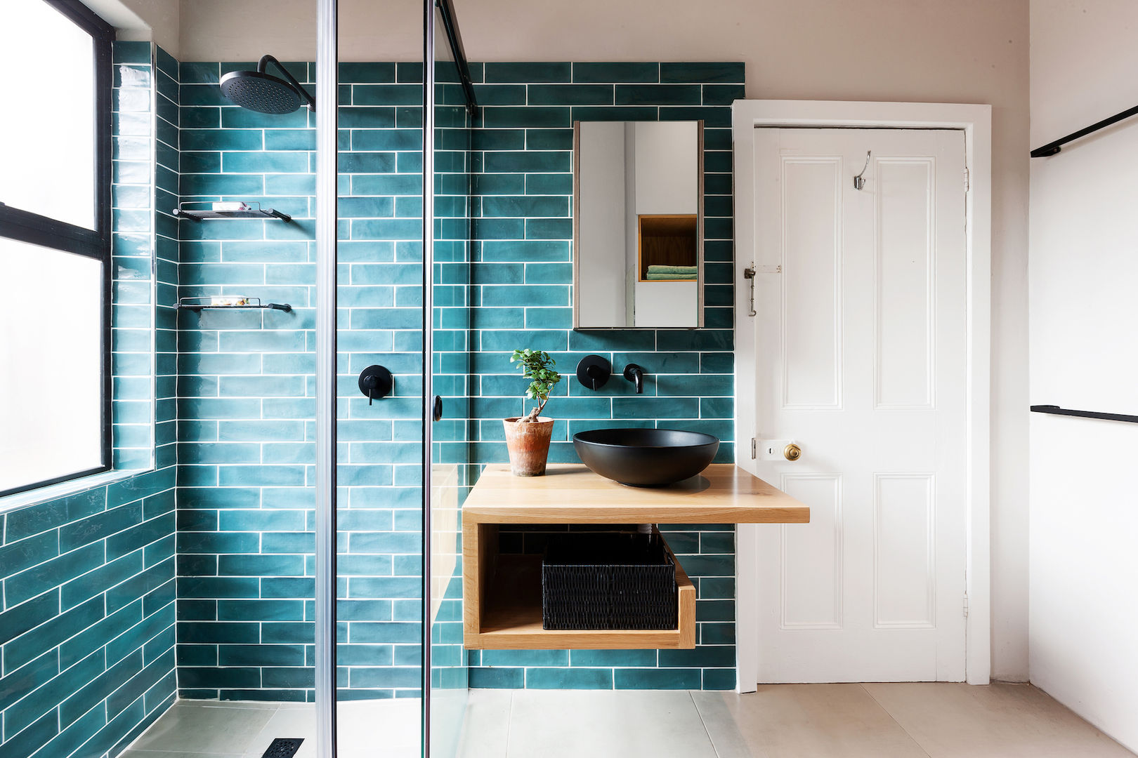 Colourful and Rustic Design, Solving Spaces Solving Spaces Salle de bain rustique