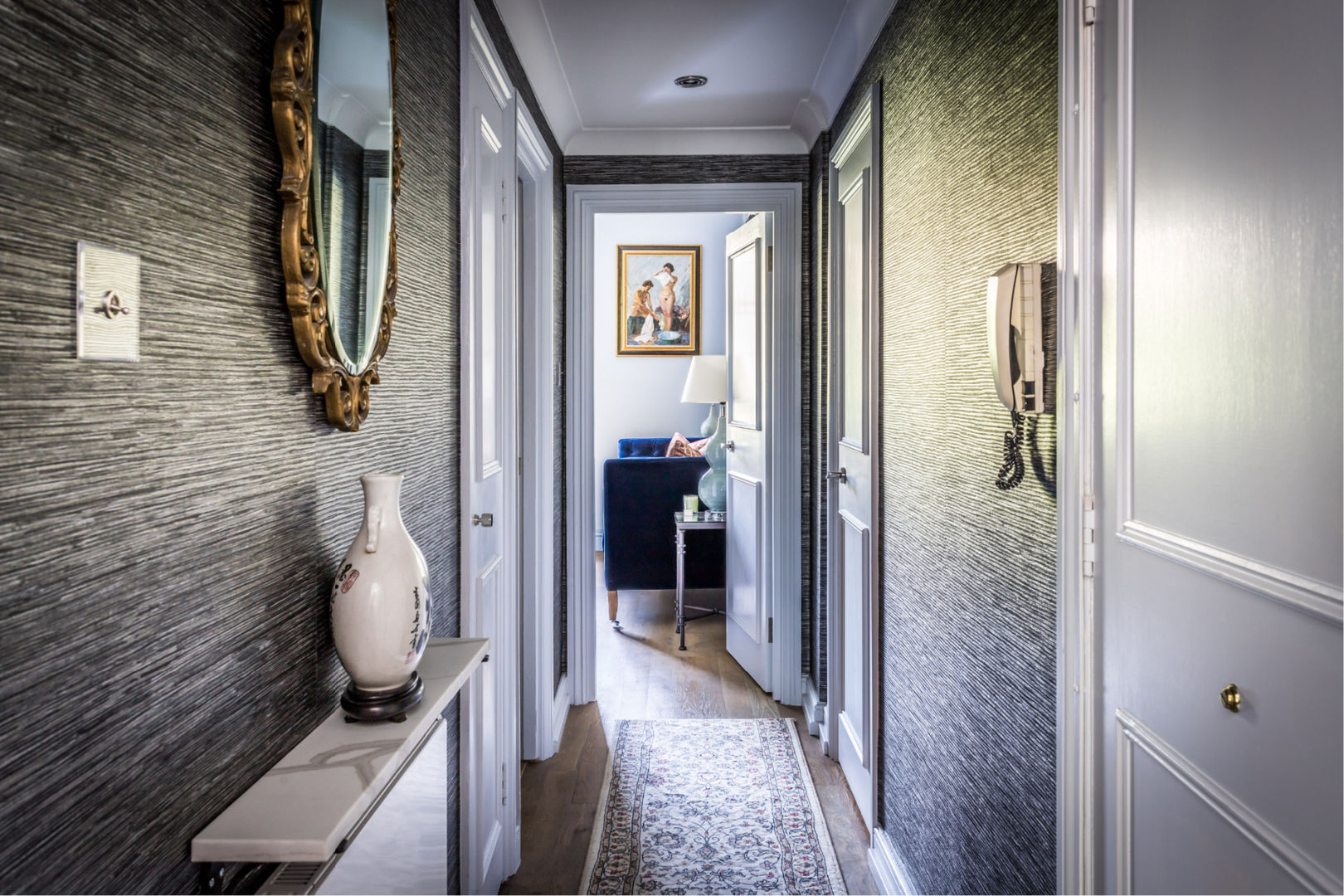 Hallway in Holland Park Apartment Decorbuddi 經典風格的走廊，走廊和樓梯