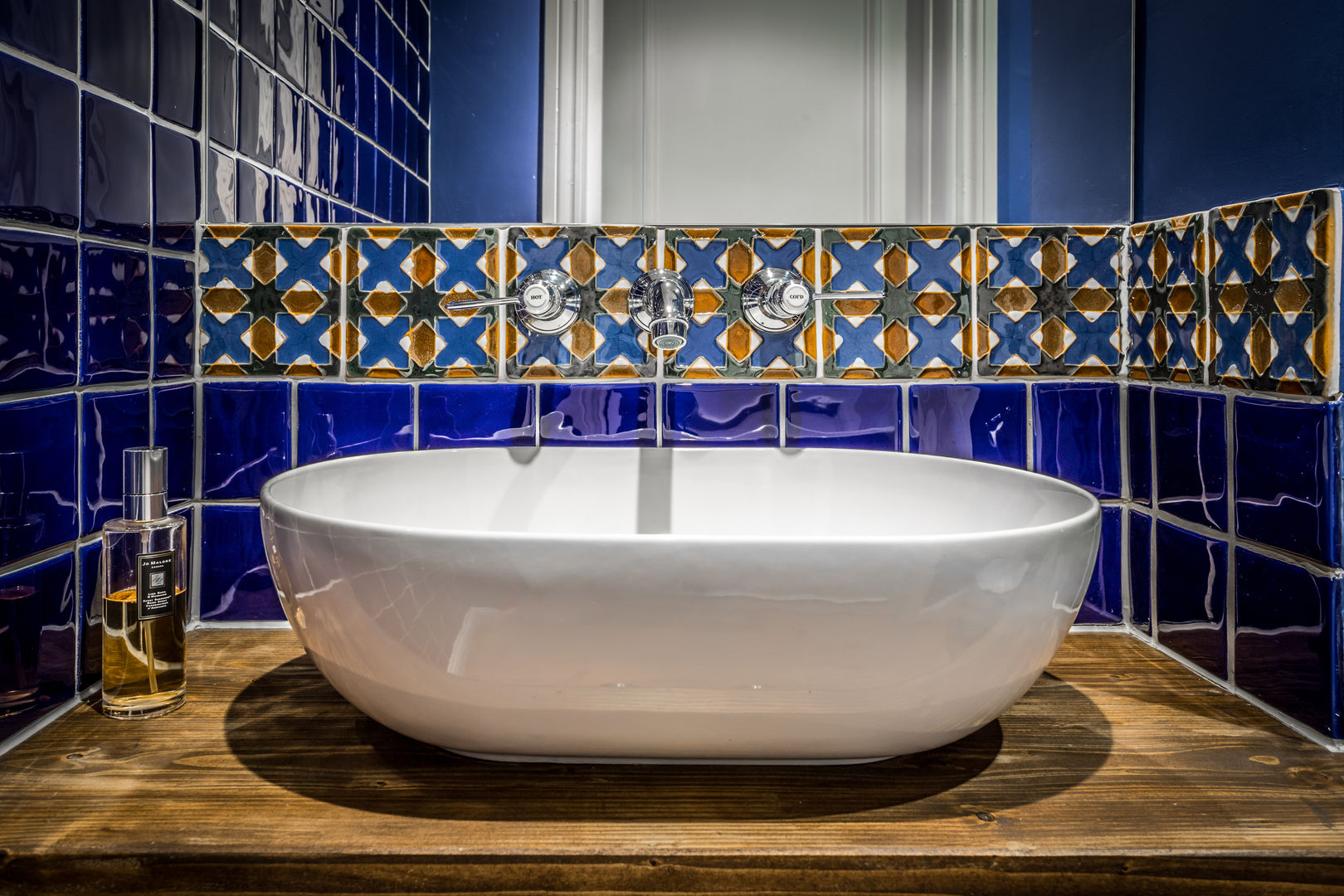 Cloakroom in Holland Park Apartment Decorbuddi Classic style bathroom