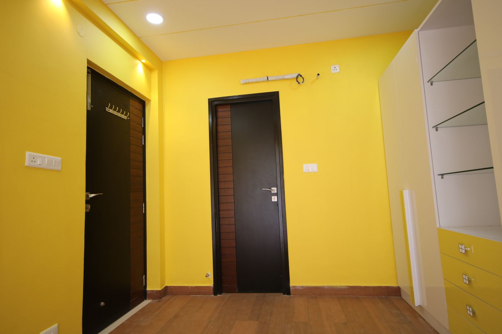 3BHK Vajra Jasmine County | Interior Design Project in Hyderabad, Enrich Interiors & Decors Enrich Interiors & Decors Modern Yatak Odası