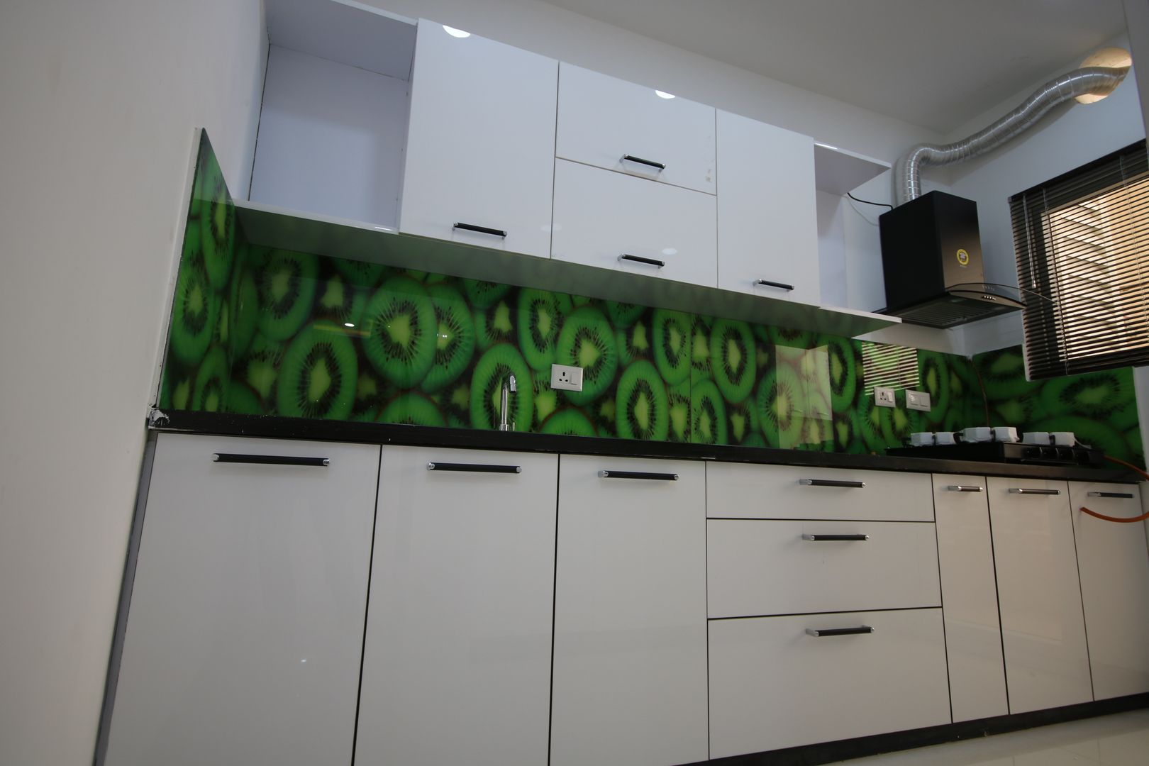Modular Kitchen - Sliced Kiwi Theme Enrich Interiors & Decors Modern kitchen Modular Kitchen, Backsplash Design, Chimney Design