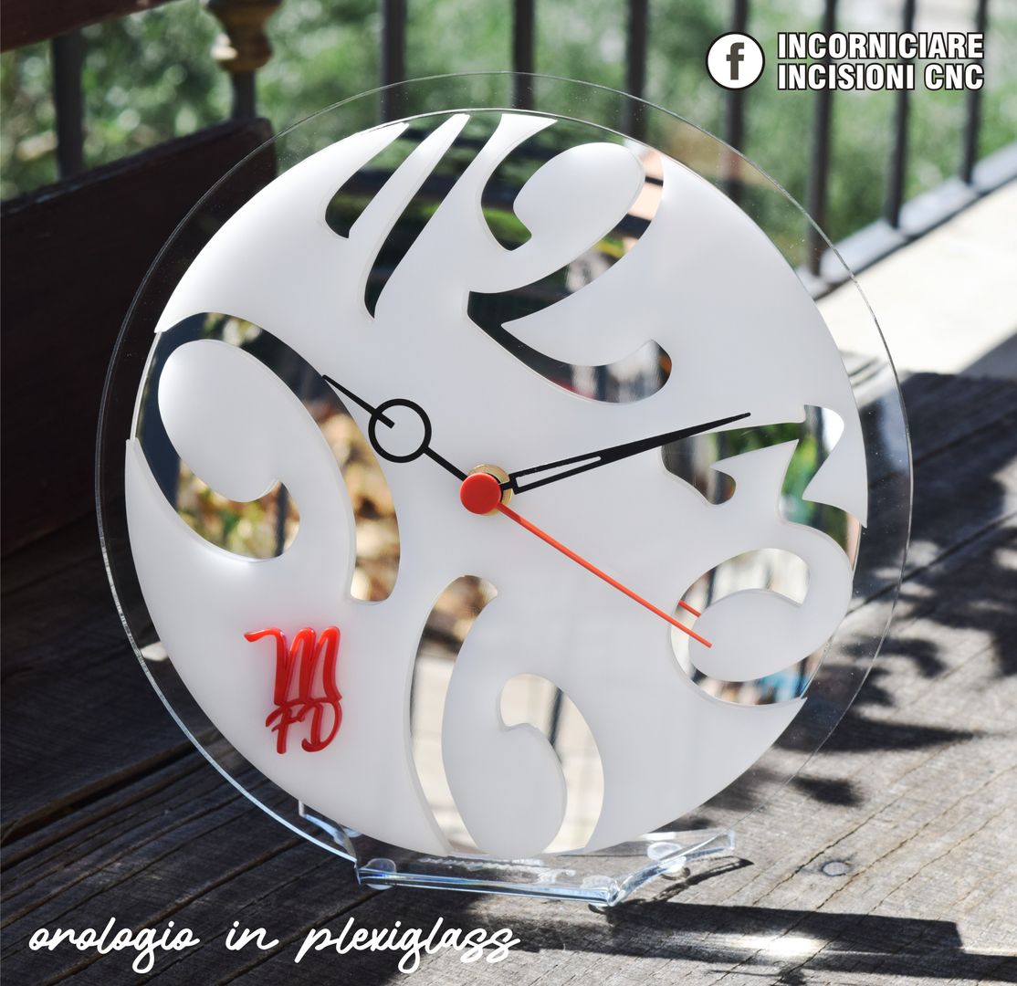 OROLOGIO IN PLEXIGLASS , INCORNICIARE INCORNICIARE 現代房屋設計點子、靈感 & 圖片 塑木複合材料 配件與裝飾品