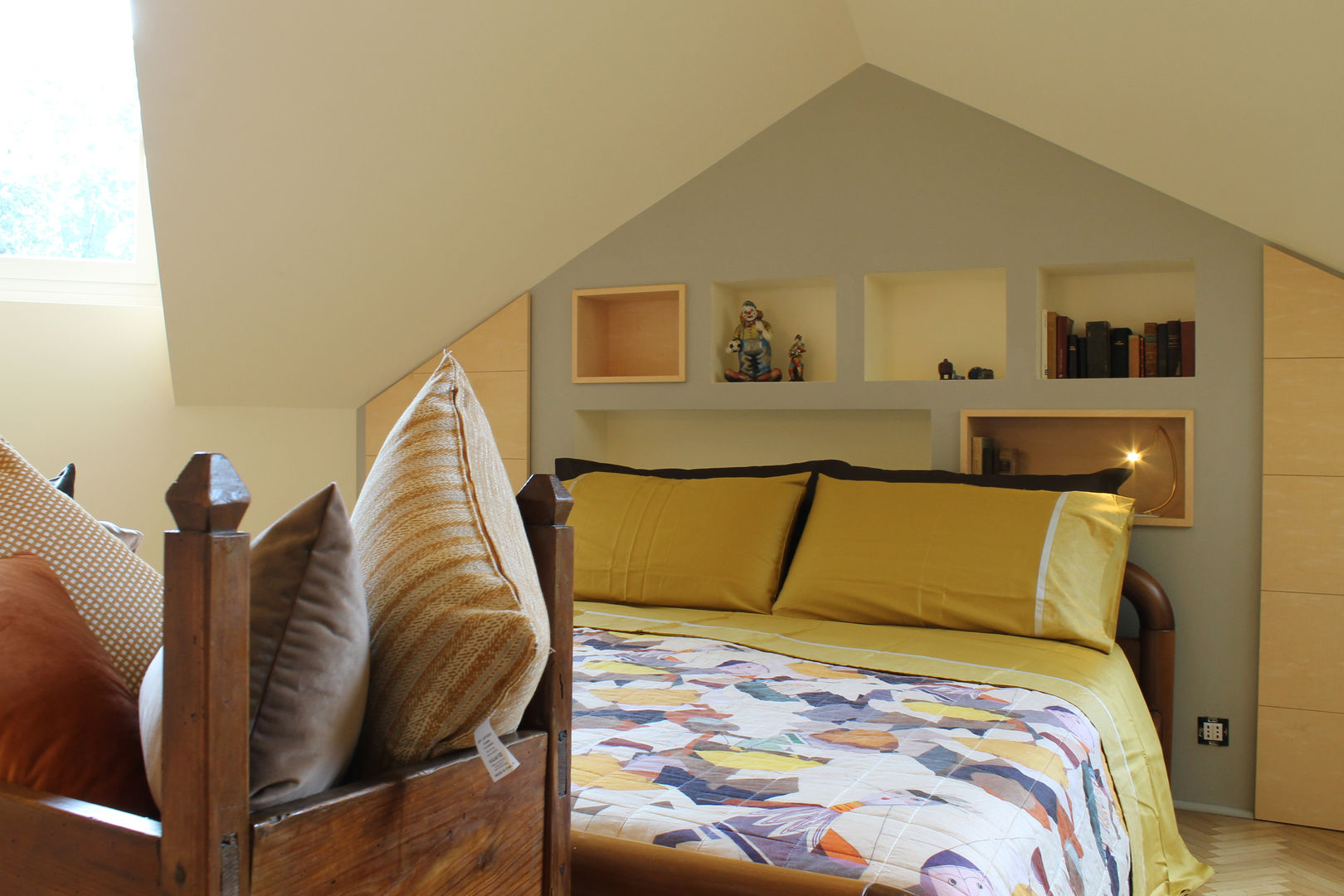 CAMERA SOTTOTETTO: COME SFRUTTARE LO SPAZIO DIETRO AL LETTO CON ARREDO SU MISURA, CC-ARK - SERENA&VALERIA CC-ARK - SERENA&VALERIA Modern style bedroom Wood Wood effect