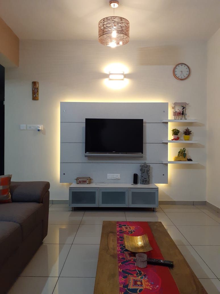 Bangalore project , JAIHO INTERIORS - RESIDENCE & COMMERCIAL INTERIORS JAIHO INTERIORS - RESIDENCE & COMMERCIAL INTERIORS غرفة المعيشة الخشب هندسيا Transparent TV stands & cabinets