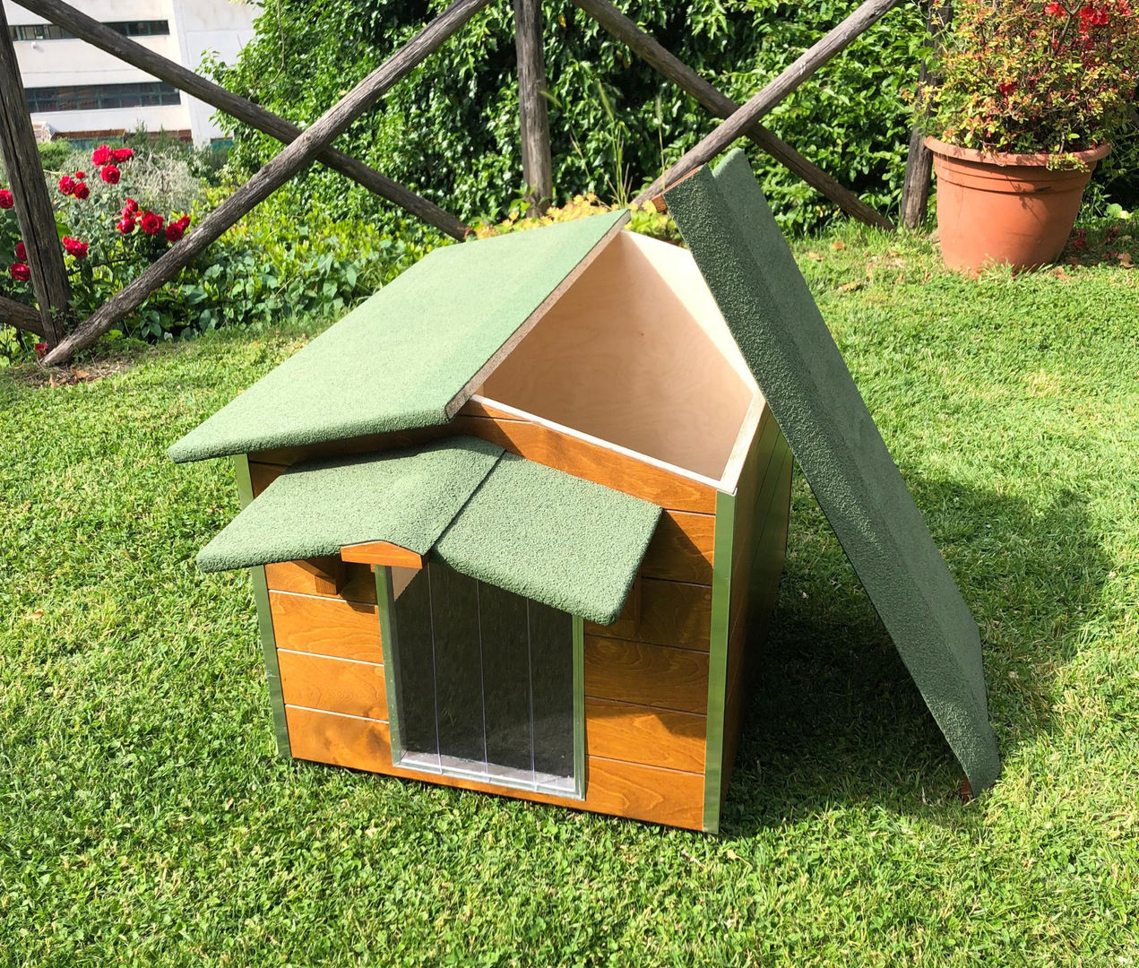 Cuccia in legno da esterno coibentata su misura - Cottage, Pet House Design® Pet House Design® Front yard Wood Wood effect