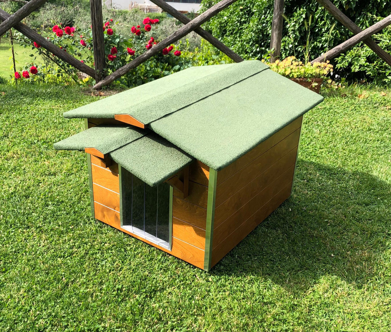 Cuccia in legno da esterno coibentata su misura - Cottage, Pet House Design® Pet House Design® 石頭庭院 木頭 Wood effect