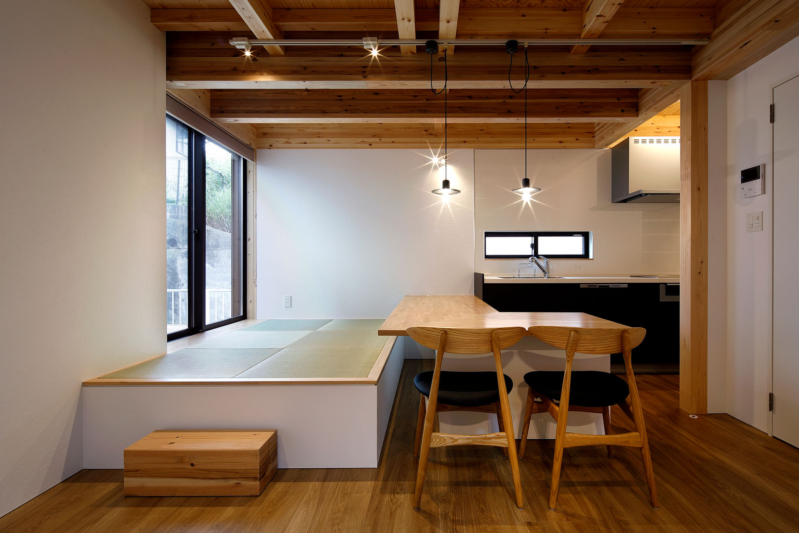 桜本町の家 新築工事, Echizen Ryouta Design Laboratory Echizen Ryouta Design Laboratory غرفة السفرة خشب Wood effect