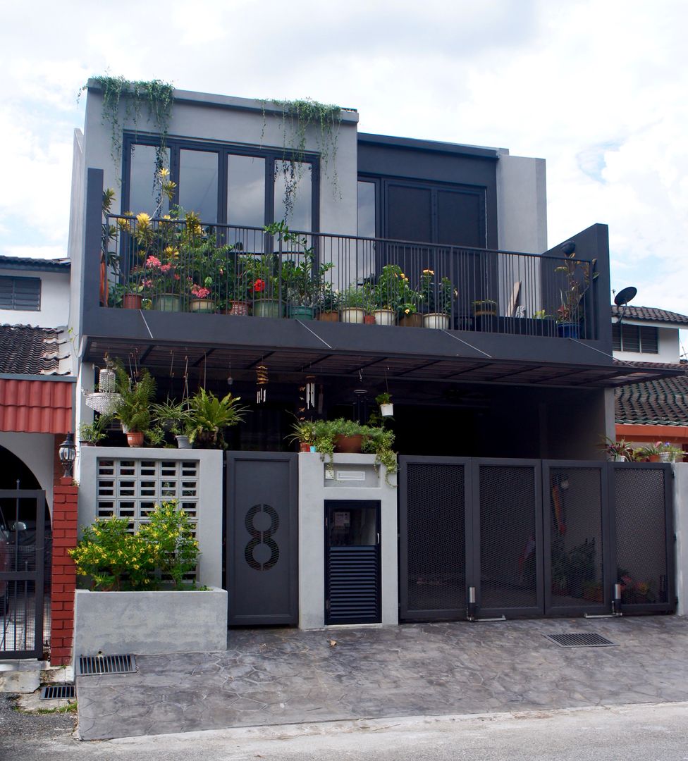 Low-profile front elevation N O T Architecture Sdn Bhd Rustic style houses