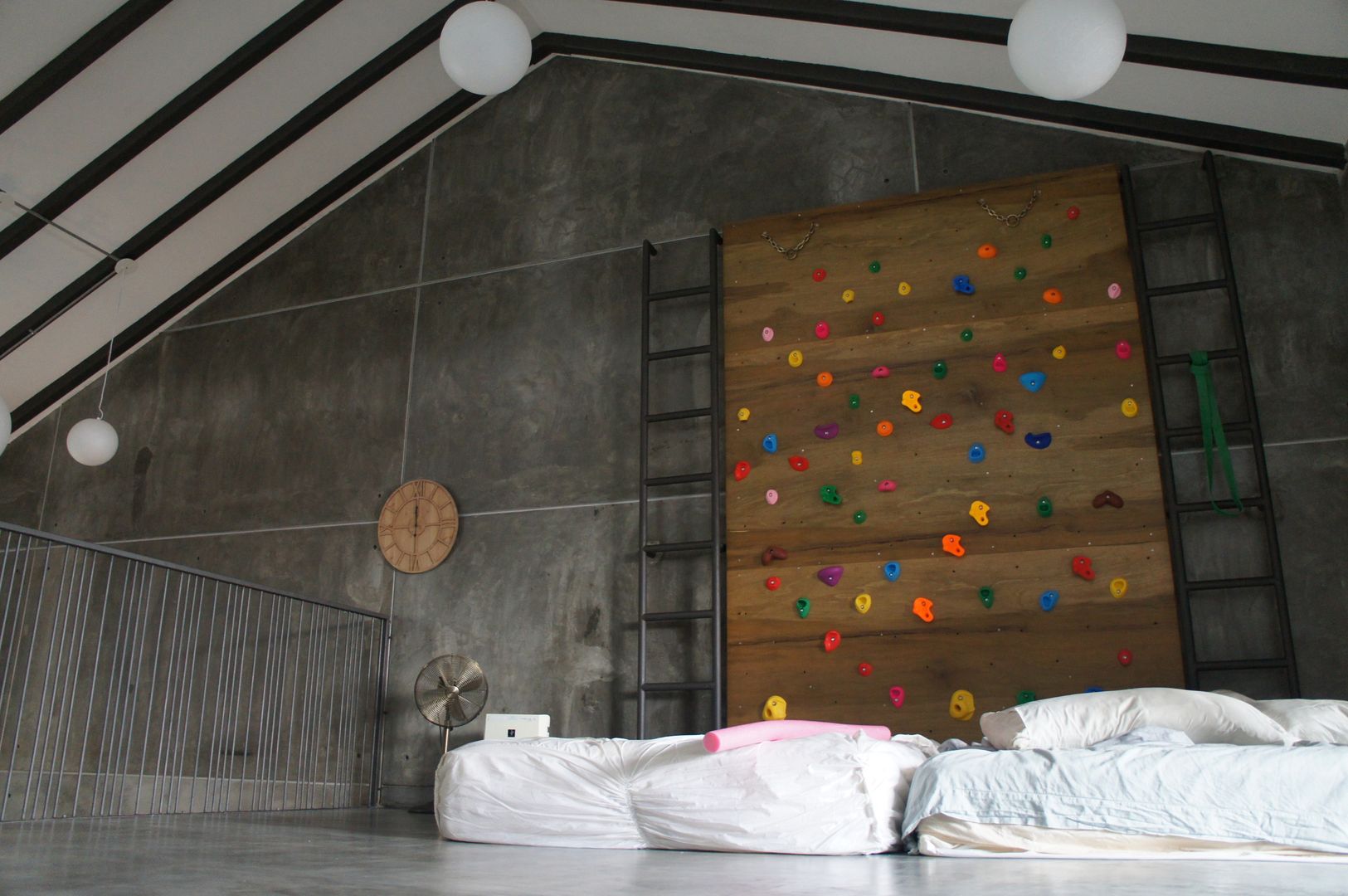 Mini rock climbing at mezzanine floor N O T Architecture Sdn Bhd Rustic style gym