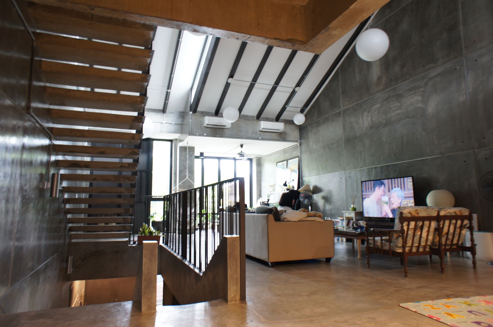 Overlooking the living hall N O T Architecture Sdn Bhd Stairs