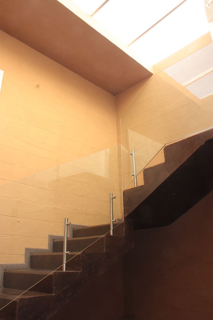 CASA HLC, emARTquitectura Arte y Diseño emARTquitectura Arte y Diseño Stairs