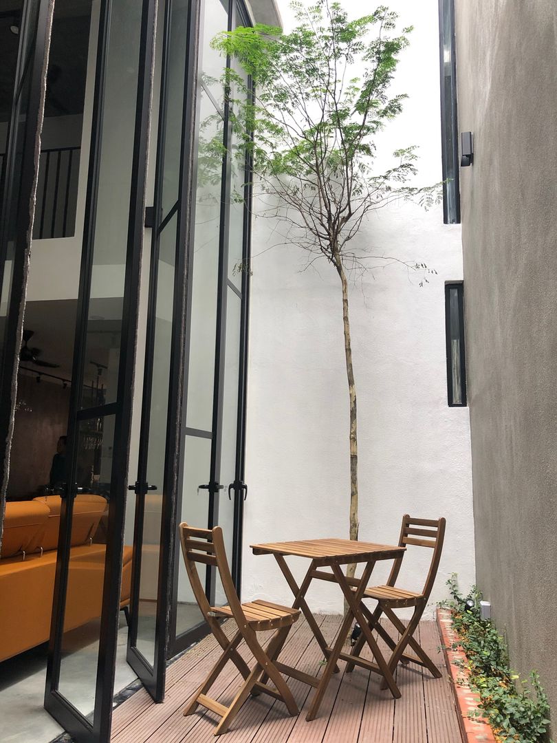 Cozy courtyard next to the living hall N O T Architecture Sdn Bhd Modern Terrace