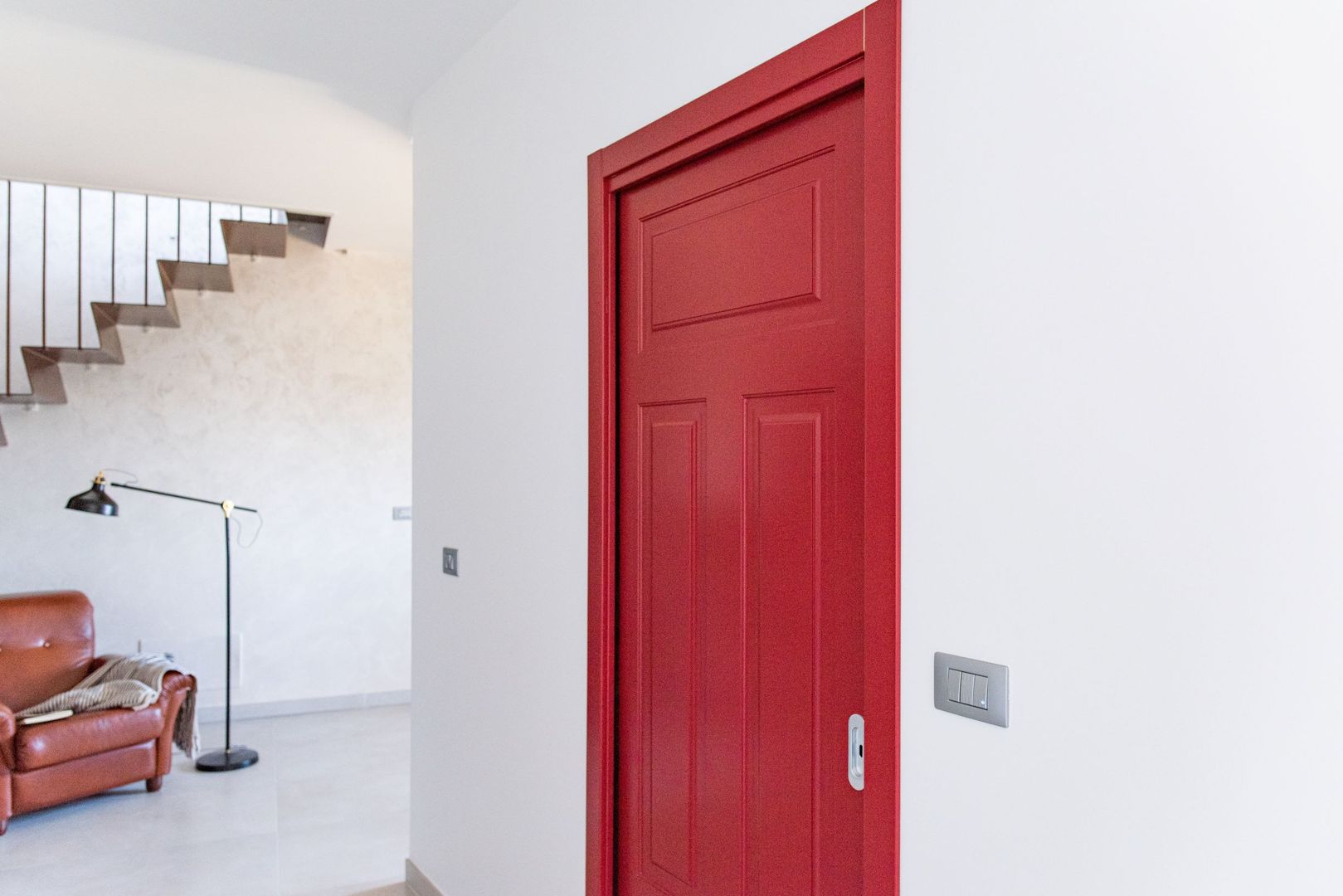 Porta Rossa antonio felicetti architettura & interior design Soggiorno moderno Legno Effetto legno ristrutturare casa , ristrutturare, arredare casa,tavolo grigio, tavolo su misura,