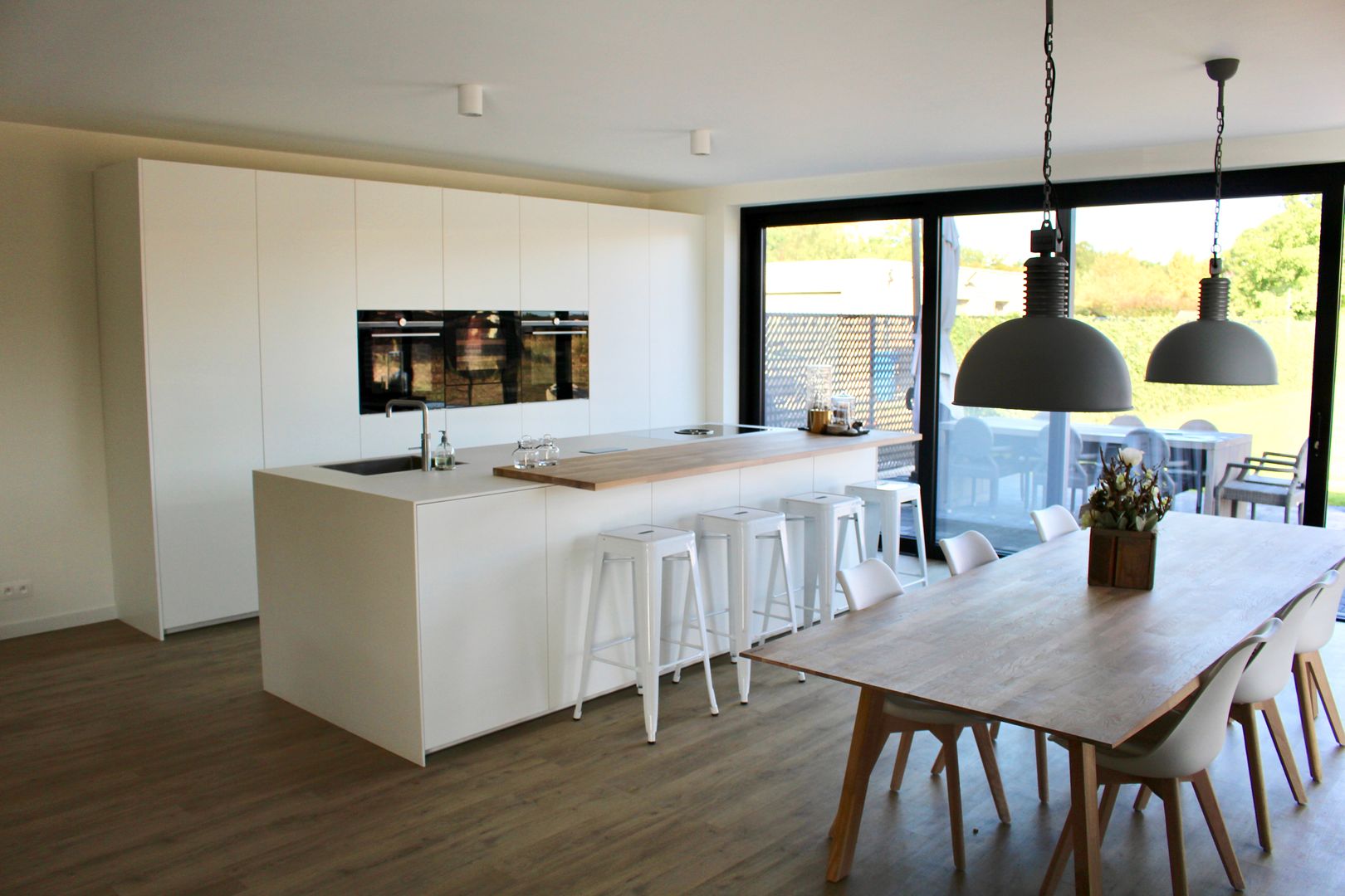 Hedendaags modern wit, NewLook Keukens & Interieur NewLook Keukens & Interieur Built-in kitchens Ceramic